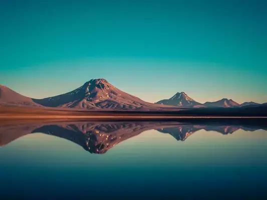 Montanhas espelhadas na Laguna Lejía, San Pedro de Atacama, Chile