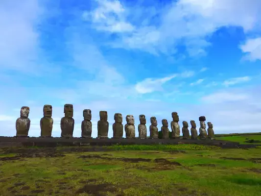 Moais na Ilha de Páscoa, no Chile