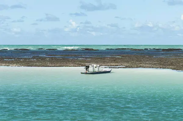 Barco em piscina natural em Maragogi, Alagoas