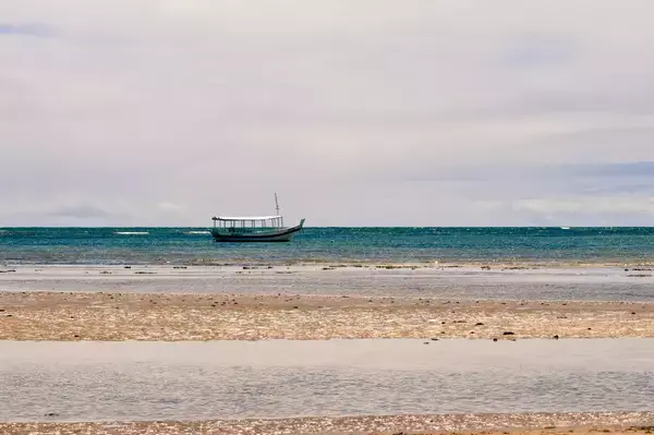Barco na praia de Barra de São Miguel, em Alagoas