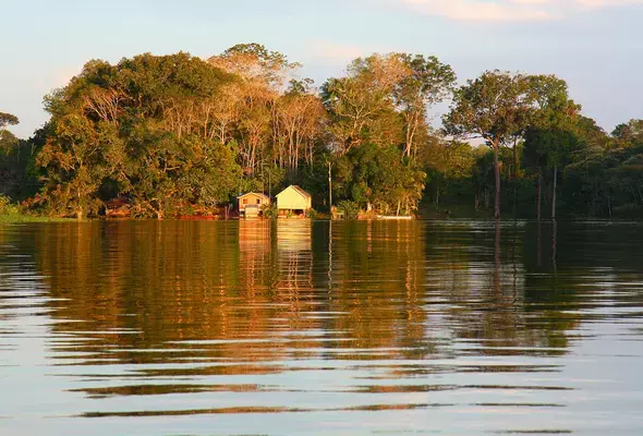Casa em palafita no rio Amazonas, Amazonas, Brasil