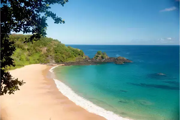 Areia, mar e montanhas na praia do Sancho