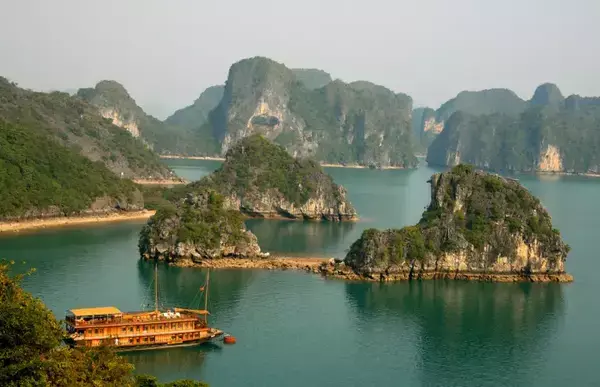 Baía de Ha Long vista por cima.