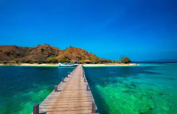 Passarela sob o mar a caminho da Ilha de Komodo.
