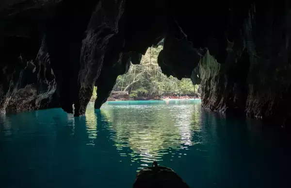 Visão interna da caverna de Puerto Princesa.