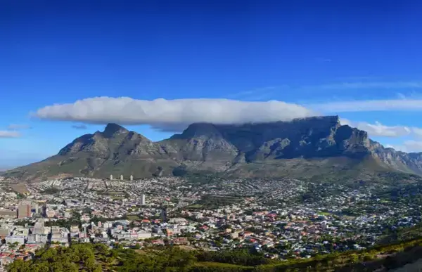 Visão ampla da cidade perto da Montanha da Mesa.