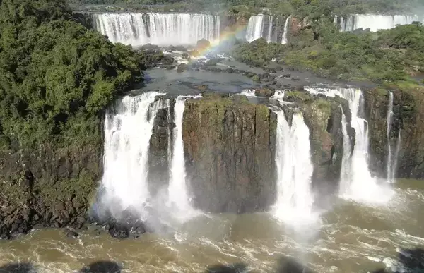 Queda d'água das cataratas do Iguaçu.