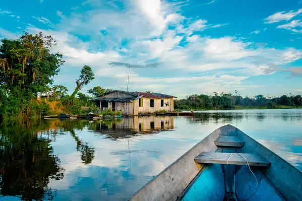 Casas em palafitas no rio vistas a partir de um barco