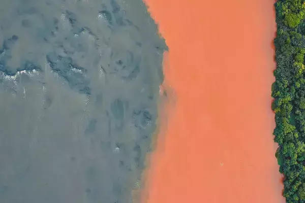 Encontro das águas dos rios Negro e Solimões nas proximidades de Manaus, Amazonas, Brasil.