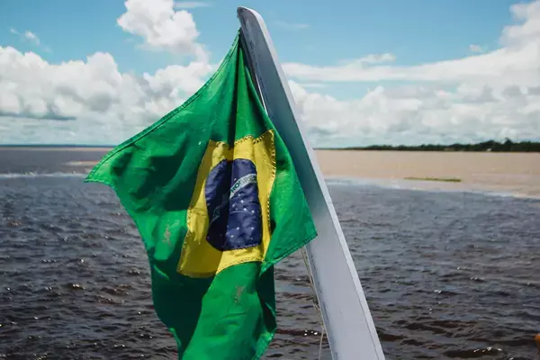 Bandeira do Brasil em barco no Rio Amazonas