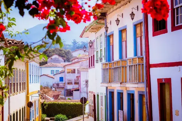 Casas coloridas em rua de Ouro Preto, Minas Gerais