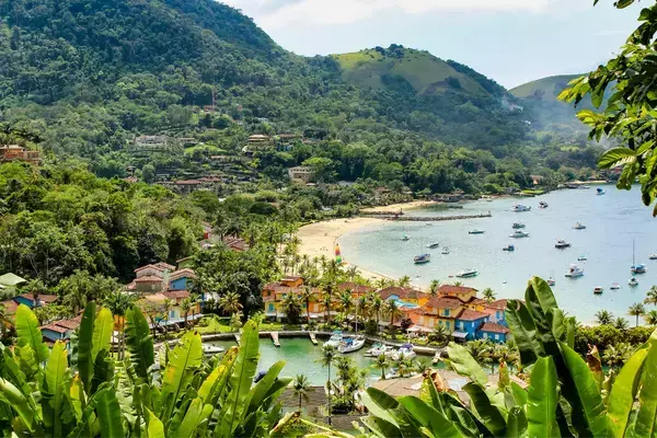 Paisagem com mar, barcos e lanchas em Angra dos Reis