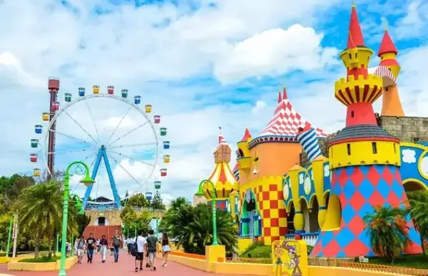 Entrada colorida do parque Hopi Hari.
