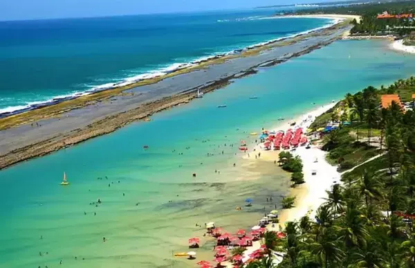 Uma imagem aérea das praias de Porto de Galinhas.