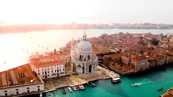 Imagem de Veneza do alto, rio e construções
