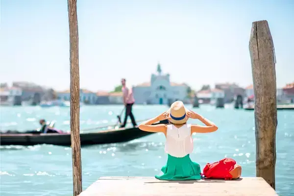 Turista observando rio e barcos em Veneza