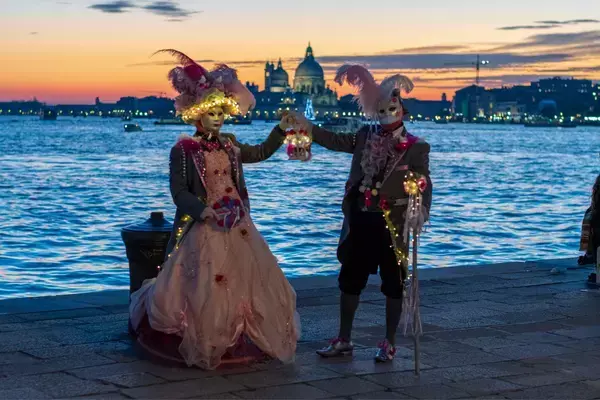 Foliões do carnaval de Veneza fantasiados