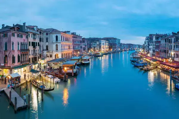 Paisagem de Veneza ao escurecer o dia