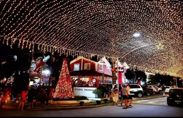 Cidade de Penedo com decoração natalina.