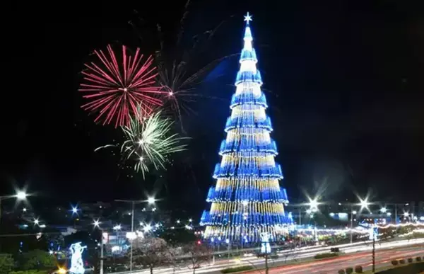 Vista aérea da árvore de natal em Natal, ao fundo fogos de artifícios.