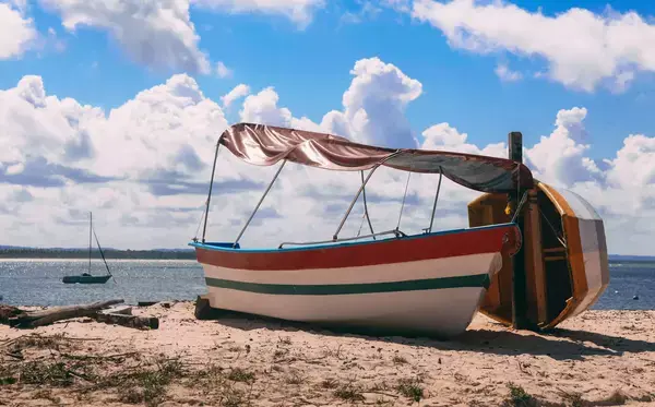 Barco na areia de praia da Bahia