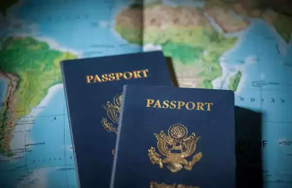 Dois passaportes emergenciais sob um mapa mundi.