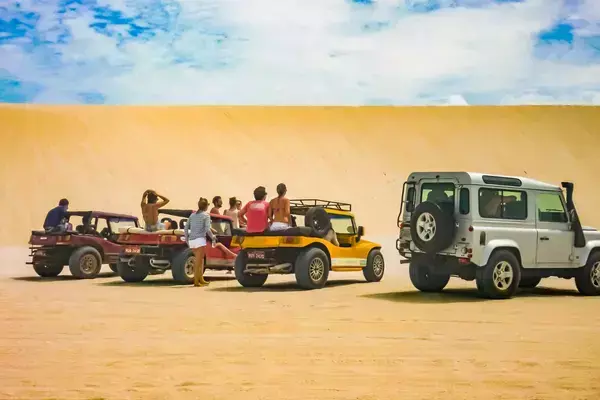 Grupo de pessoas em passeio de carro pelas dunas de Jericoacoara