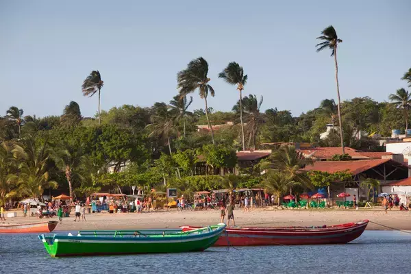 Mar, barcos, turistas e estrutura de Jericoacoara