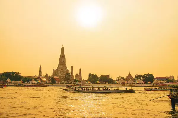 Vista do Templo Wat Arun a partir do rio, em Bangkok