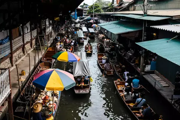 Mercado flutuante em Bangkok, Tailândia