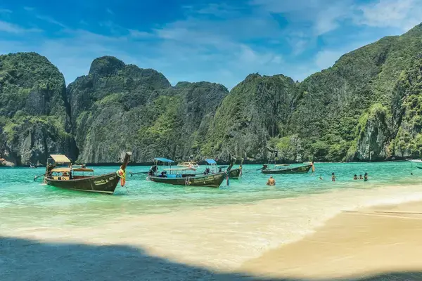 Praia na ilha de Phi Phi, Tailândia