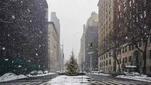 Rua de nova York em época de neve e frio