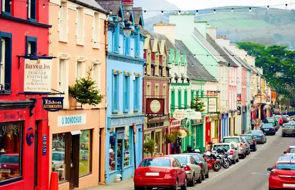 Várias casas coloridas em uma rua da Irlanda.
