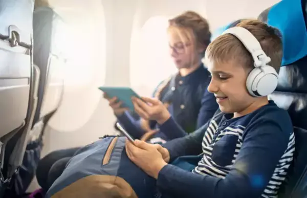 uma criança e uma mãe sentados na cadeira de um avião.