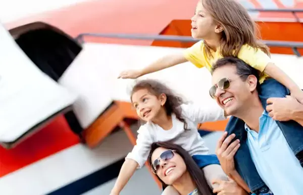 Uma família sorrindo para a foto.