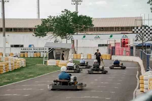Pessoas em pista de kart em Foz do Iguaçu.