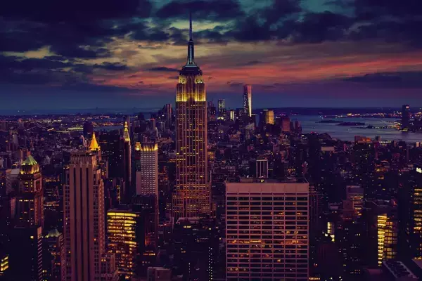 Prédios da cidade de Nova York durante a noite