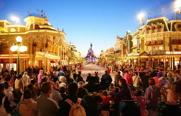 Vários turistas no parque Disney