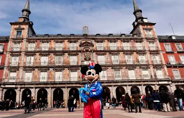 O Mickey em frente a um prédio.