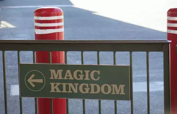 Uma placa orientando o caminho para o Magic Kingdom.
