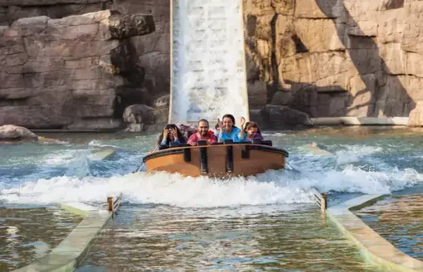 Uma família se divertindo no parque aquático na Disney.