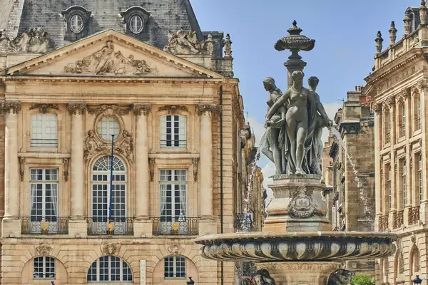 Escultura em Bordeaux, França