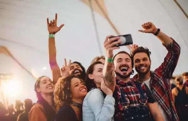 Vários amigos se divertindo e tirando uma foto.