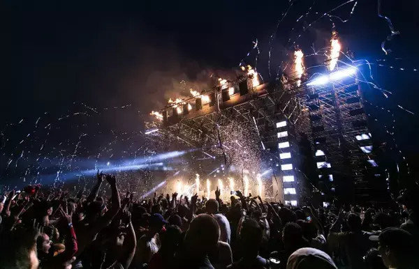 Um festival à noite.