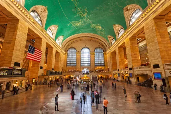 Pessoas circulando pela Grand Central Terminal Station