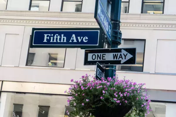 Placas da Quinta Avenida em NYC