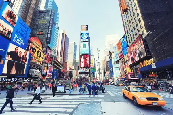Prédios, circulação de pessoas, carros e outdoors da Times Square