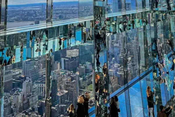 Sala espelhada com turistas, na Summit One Vanderbilt