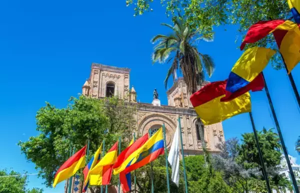 bandeiras do Equador erguidas.