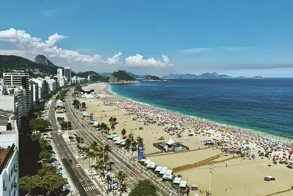 Vista aérea da praia de Copacabana, no Rio de Janeiro